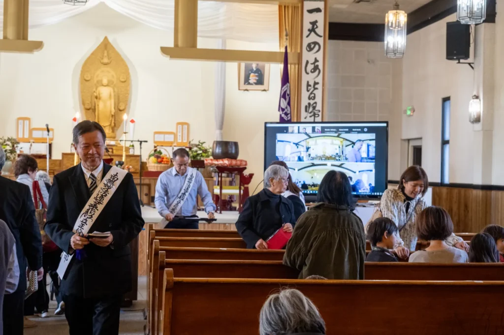 Church-goers tend to stick around to chat following Sunday service. (Photo credit: Andrew Lopez / Boyle Heights Beat)