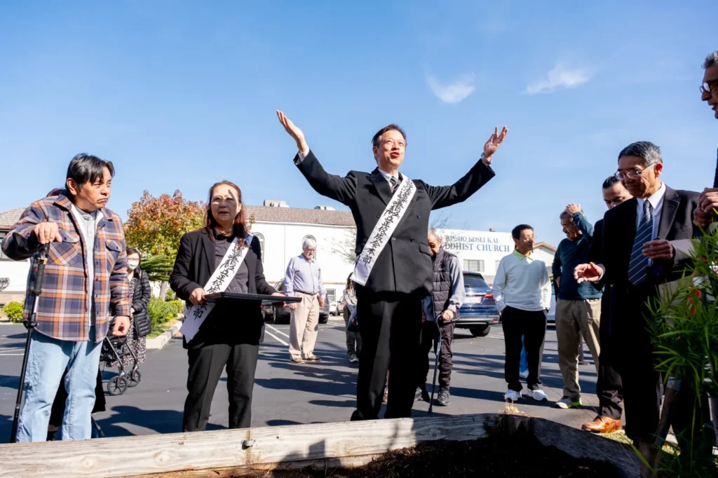 Rev. Hosoyama (center) during Enlightenment service. (Photo credit: Andrew Lopez / Boyle Heights Beat)