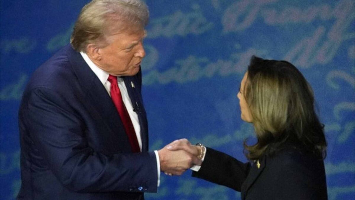 Trump and Harris shake hands.